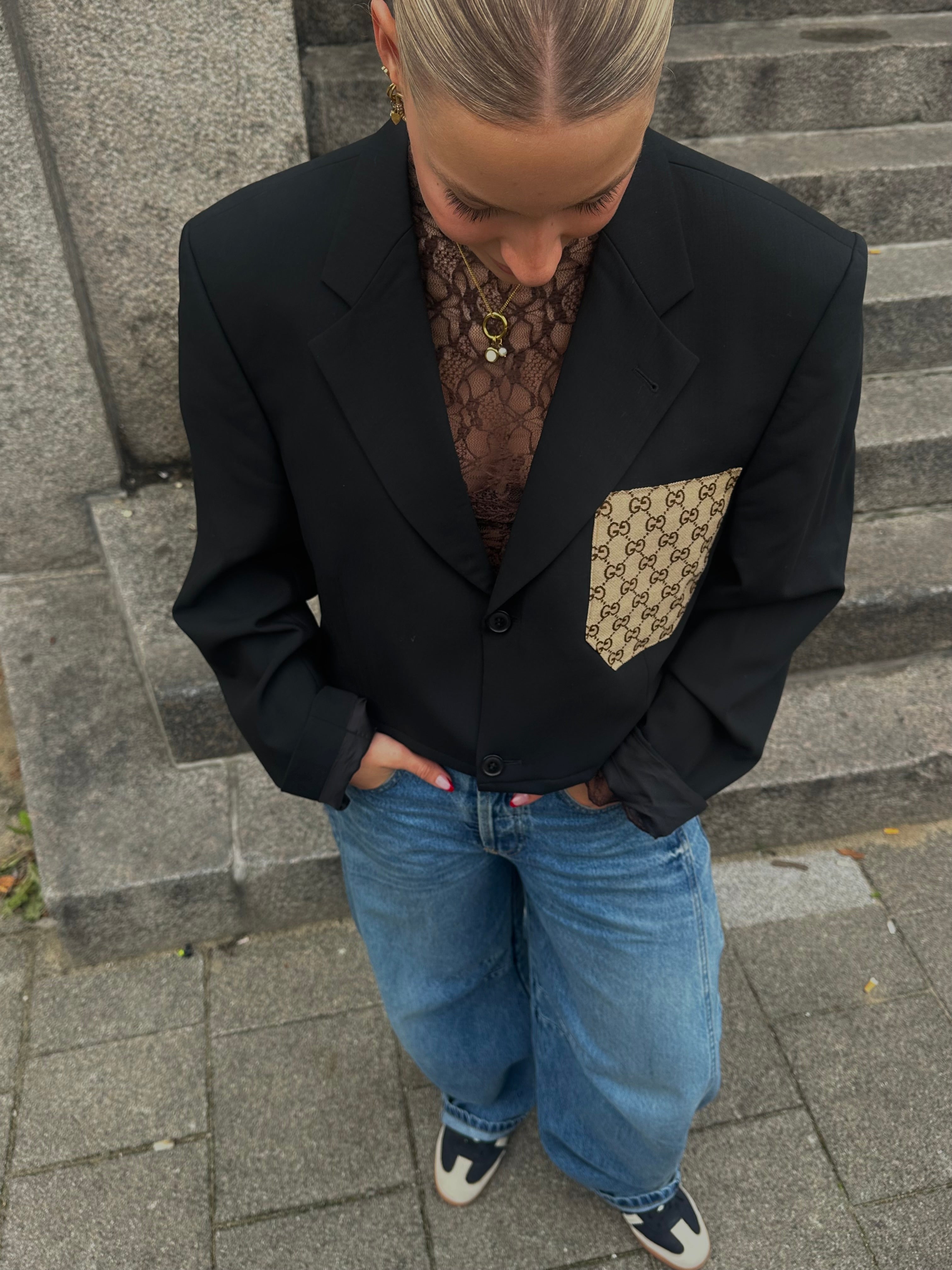 Cropped black G blazer